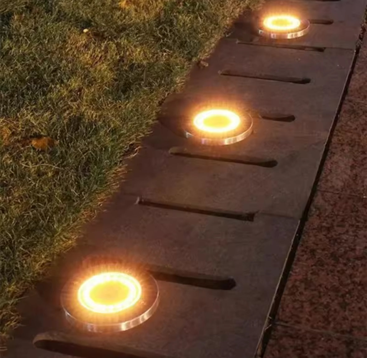 Solar Bodenleuchten für den Garten | Flache LED-Scheiben mit Erdspiess & Dämmerungssensor, IP65 | Wegbeleuchtung für Rasen, Einfahrt & Terrasse im Set
