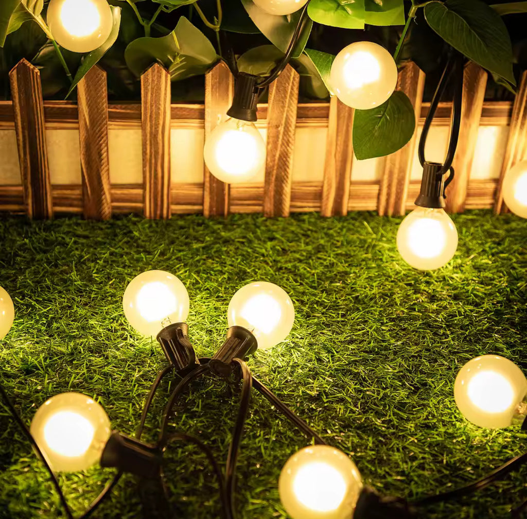 LED Lichterkette mit Milchglas-Birnen | G40 Bistro-Girlande, warmweiss 2700K, IP44, koppelbar | Für Garten, Pergola, Balkon & Terrasse