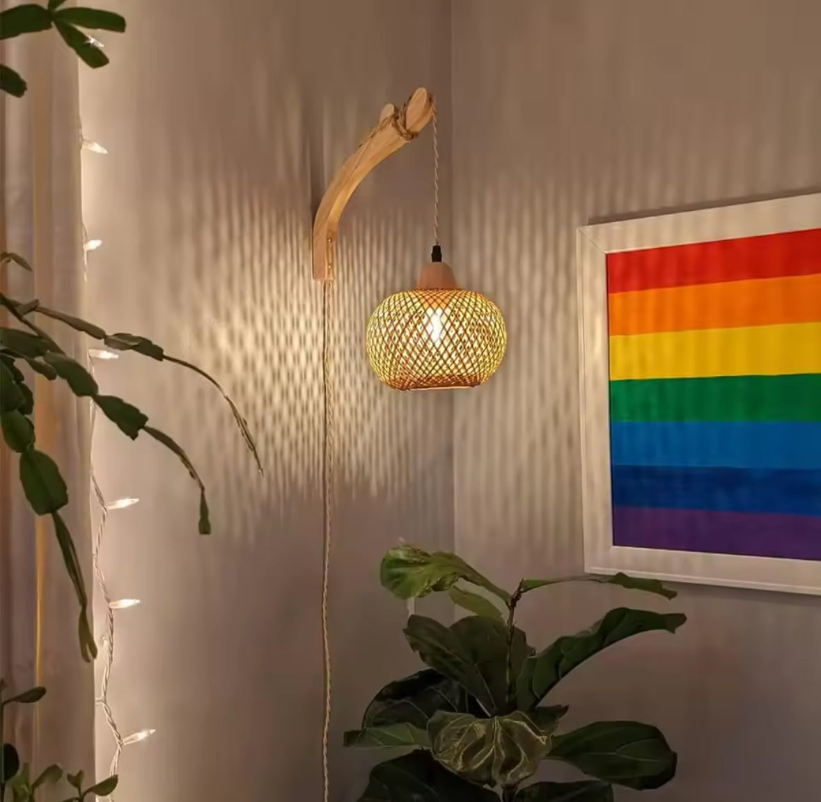 Bambus Wandleuchte mit Stecker | Handgeflochtene Rattan-Optik mit Kabelschalter & E27 | Steckerfertig für Schlafzimmer, Boho & Naturholz-Deko