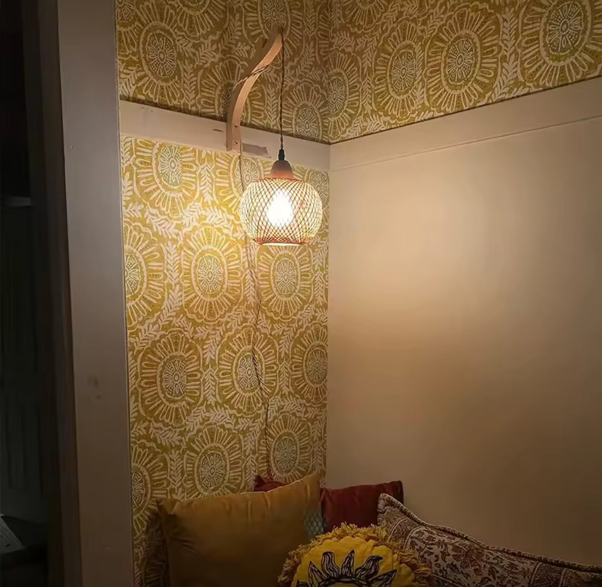 Bambus Wandleuchte mit Stecker | Handgeflochtene Rattan-Optik mit Kabelschalter & E27 | Steckerfertig für Schlafzimmer, Boho & Naturholz-Deko