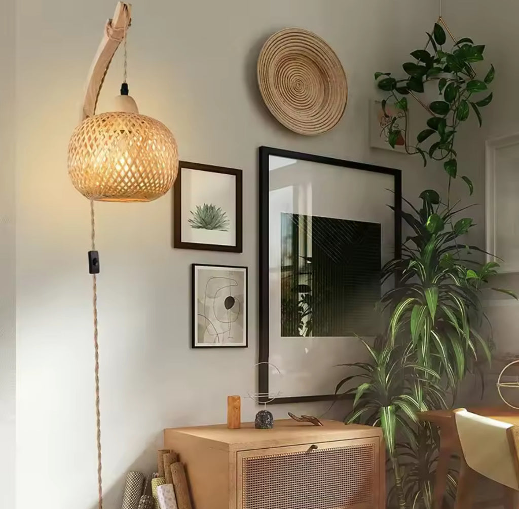 Bambus Wandleuchte mit Stecker | Handgeflochtene Rattan-Optik mit Kabelschalter & E27 | Steckerfertig für Schlafzimmer, Boho & Naturholz-Deko