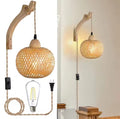 Bambus Wandleuchte mit Stecker | Handgeflochtene Rattan-Optik mit Kabelschalter & E27 | Steckerfertig für Schlafzimmer, Boho & Naturholz-Deko