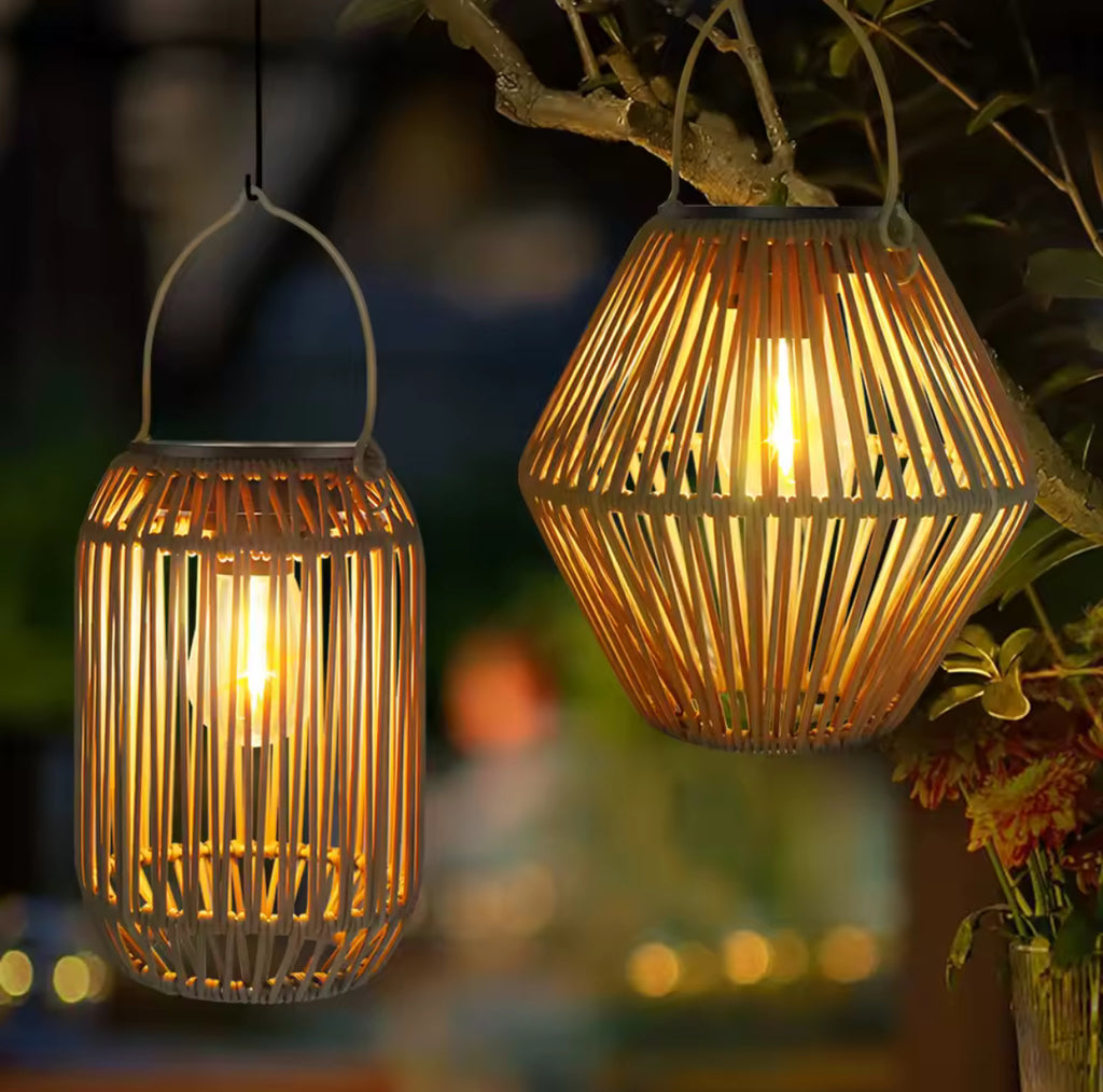 Solar Laterne im Rattan Design | Wetterfeste Garten-Laterne IP65 mit Dämmerungssensor | Zum Aufhängen & Hinstellen für Balkon & Terrasse