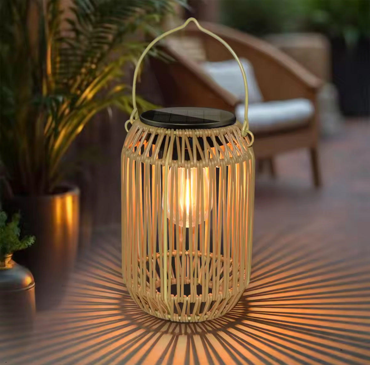 Solar Laterne im Rattan Design | Wetterfeste Garten-Laterne IP65 mit Dämmerungssensor | Zum Aufhängen & Hinstellen für Balkon & Terrasse