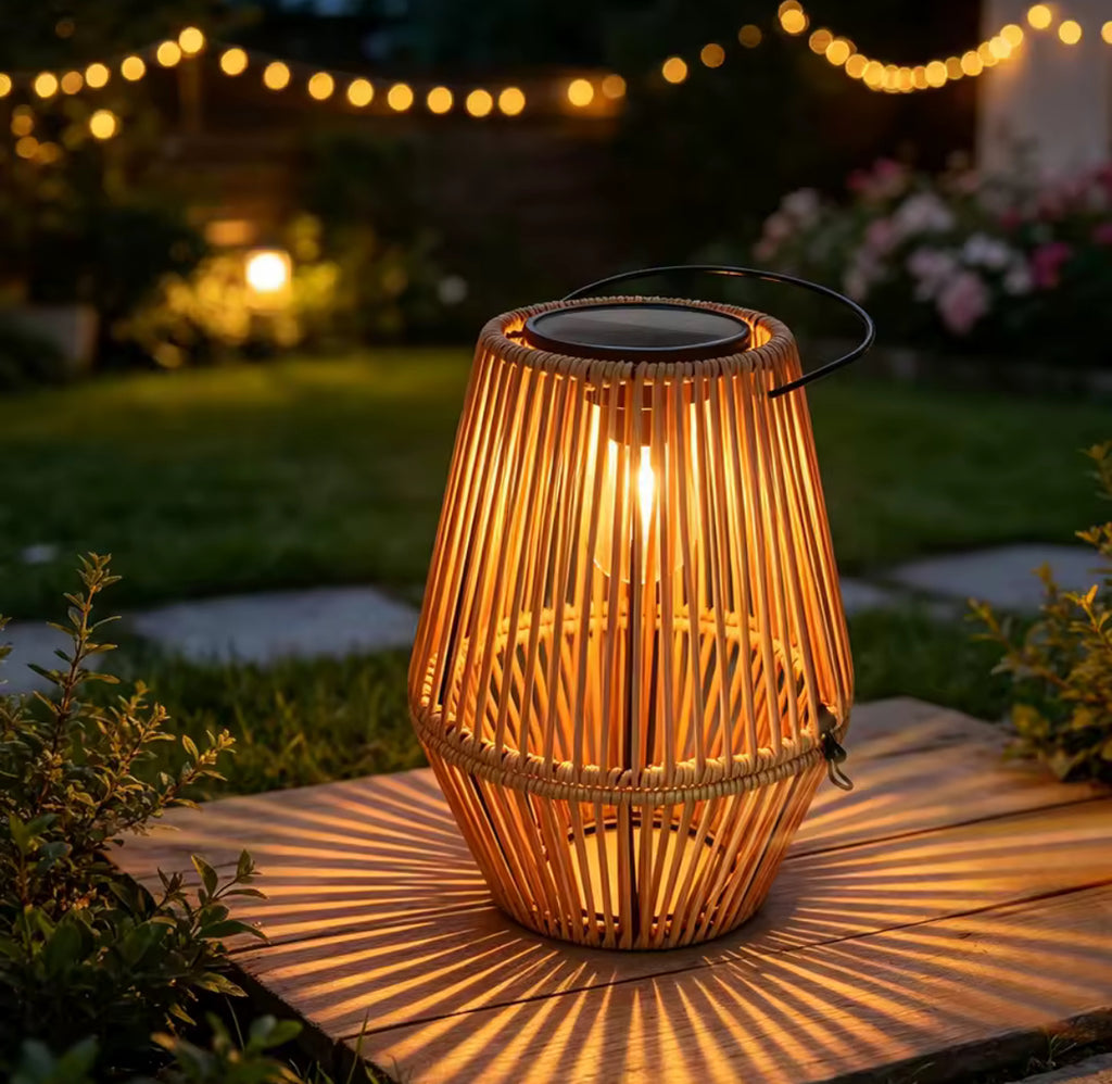 Solar Laterne im Rattan Design | Wetterfeste Garten-Laterne IP65 mit Dämmerungssensor | Zum Aufhängen & Hinstellen für Balkon & Terrasse