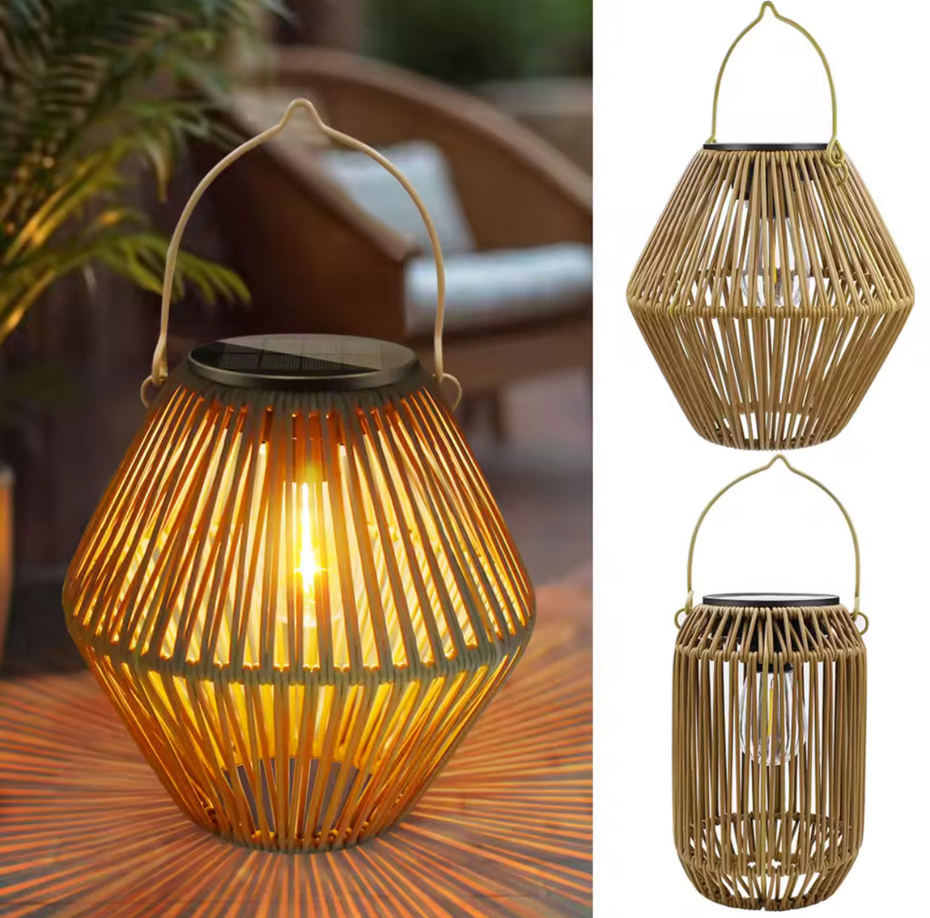 Solar Laterne im Rattan Design | Wetterfeste Garten-Laterne IP65 mit Dämmerungssensor | Zum Aufhängen & Hinstellen für Balkon & Terrasse