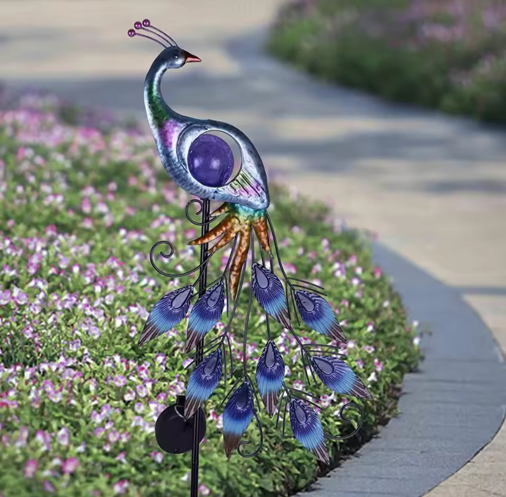 Solar Pfauen-Gartenstecker mit Glaskugel | Metall-Gartendeko IP65 mit Dämmerungssensor | Leuchtender Blickfang für Beet, Kübel & Terrasse