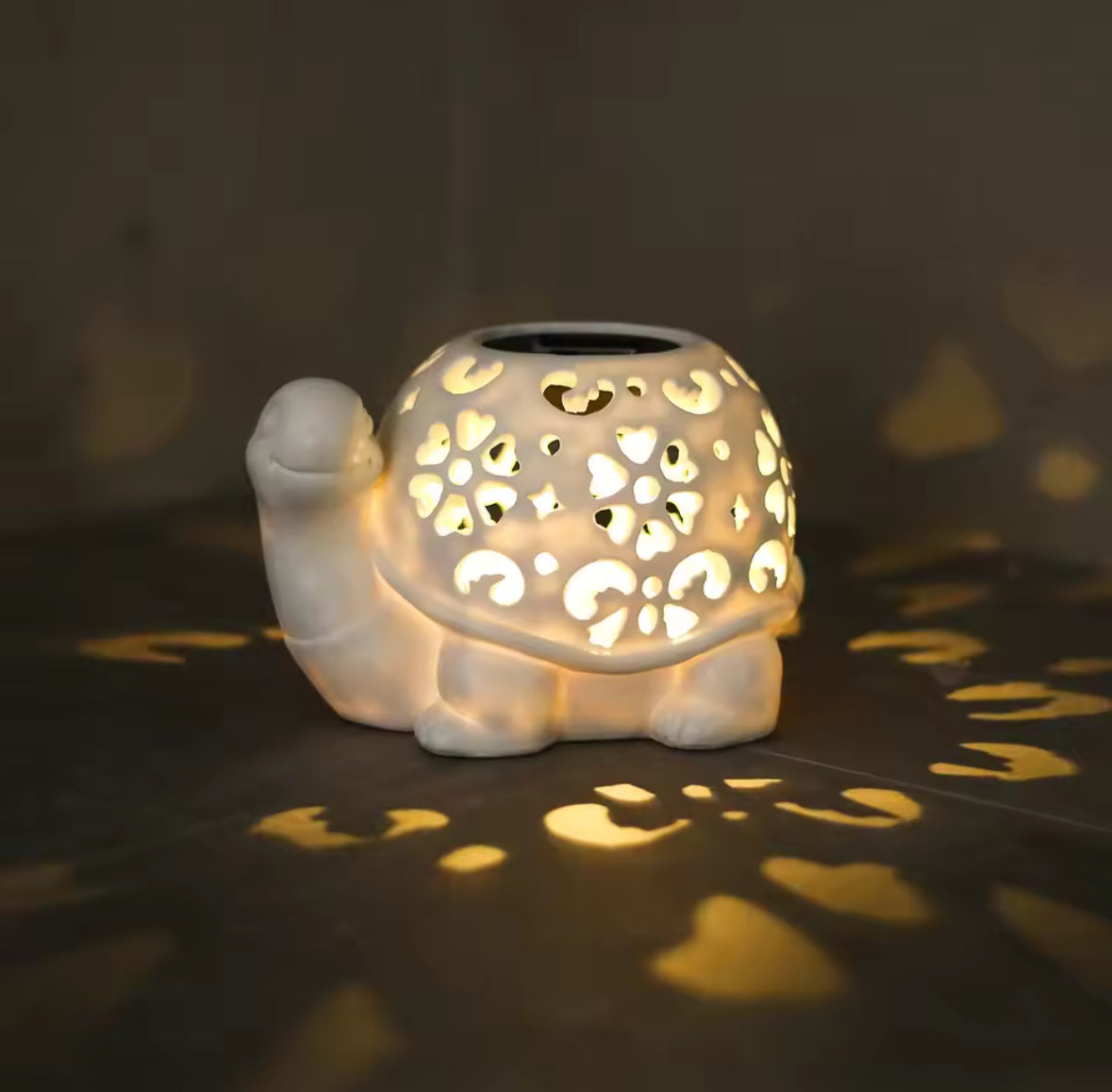 Solar Schildkröten-Laterne für den Garten | Deko-Figur mit Lichtprojektion & Dämmerungssensor | Wetterfest für Terrasse, Beet, Rasen & Balkon