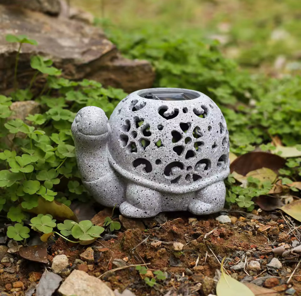 Solar Schildkröten-Laterne für den Garten | Deko-Figur mit Lichtprojektion & Dämmerungssensor | Wetterfest für Terrasse, Beet, Rasen & Balkon