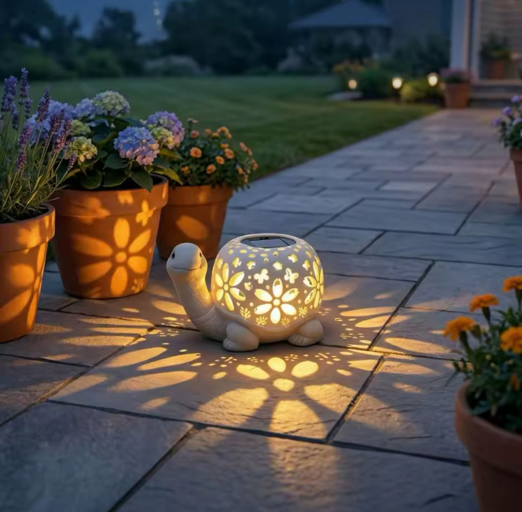 Solar Schildkröten-Laterne für den Garten | Deko-Figur mit Lichtprojektion & Dämmerungssensor | Wetterfest für Terrasse, Beet, Rasen & Balkon