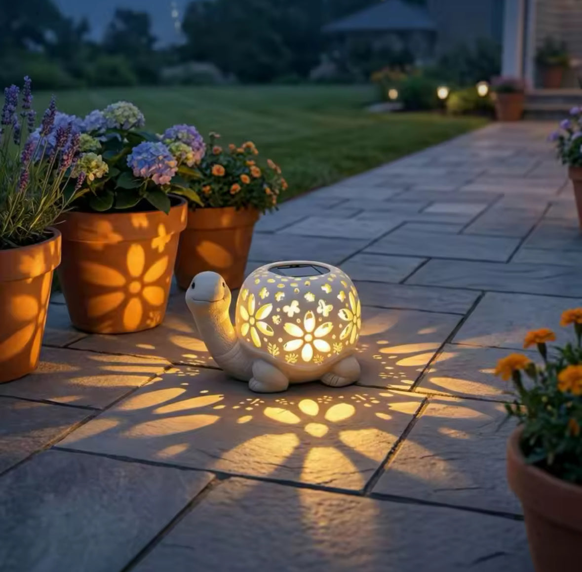 Solar Schildkröten-Laterne für den Garten | Deko-Figur mit Lichtprojektion & Dämmerungssensor | Wetterfest für Terrasse, Beet, Rasen & Balkon