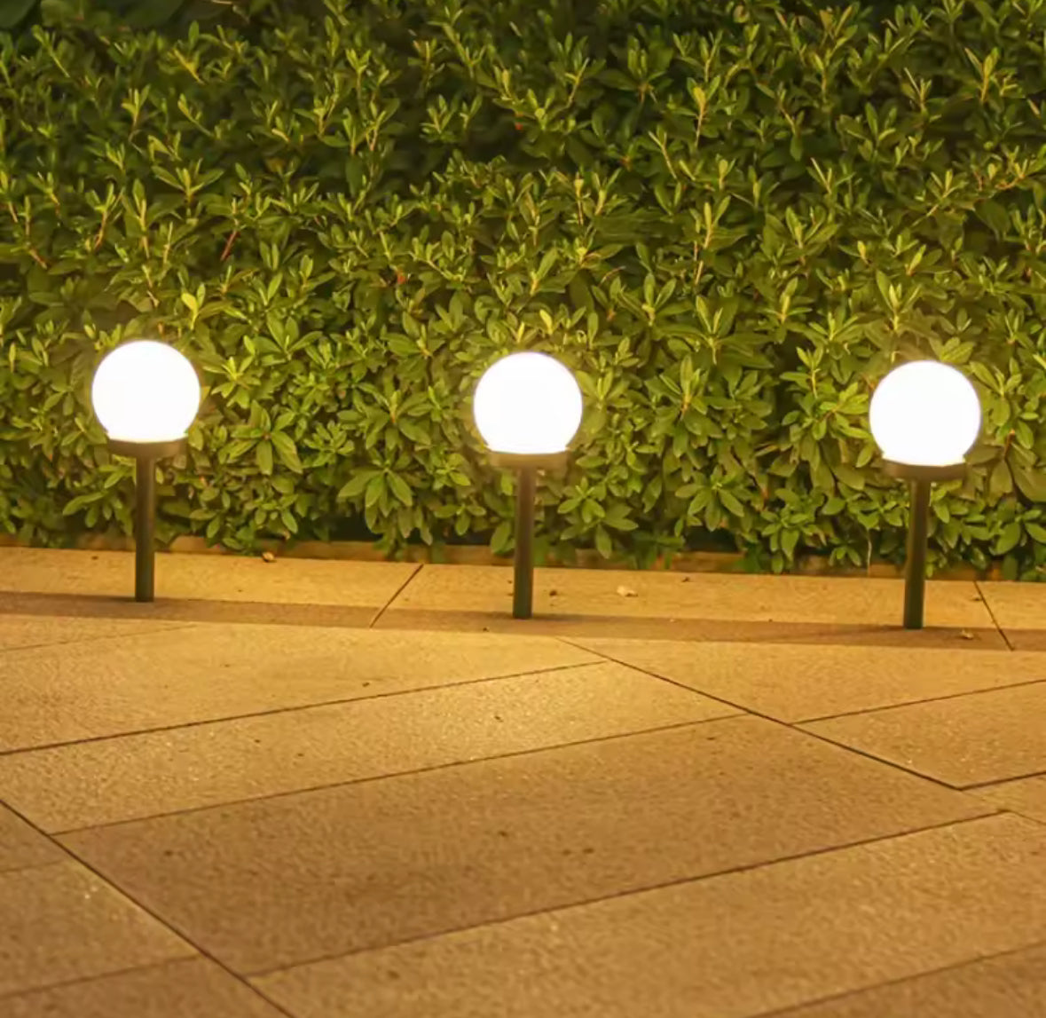 Solar Leuchtkugeln mit Erdspiess im Set | 3–12 Kugel-Wegleuchten Ø 10 cm, warmweiss oder Farbwechsel | Sanfte Solar-Wegbeleuchtung für Gartenweg, Beet & Einfahrt