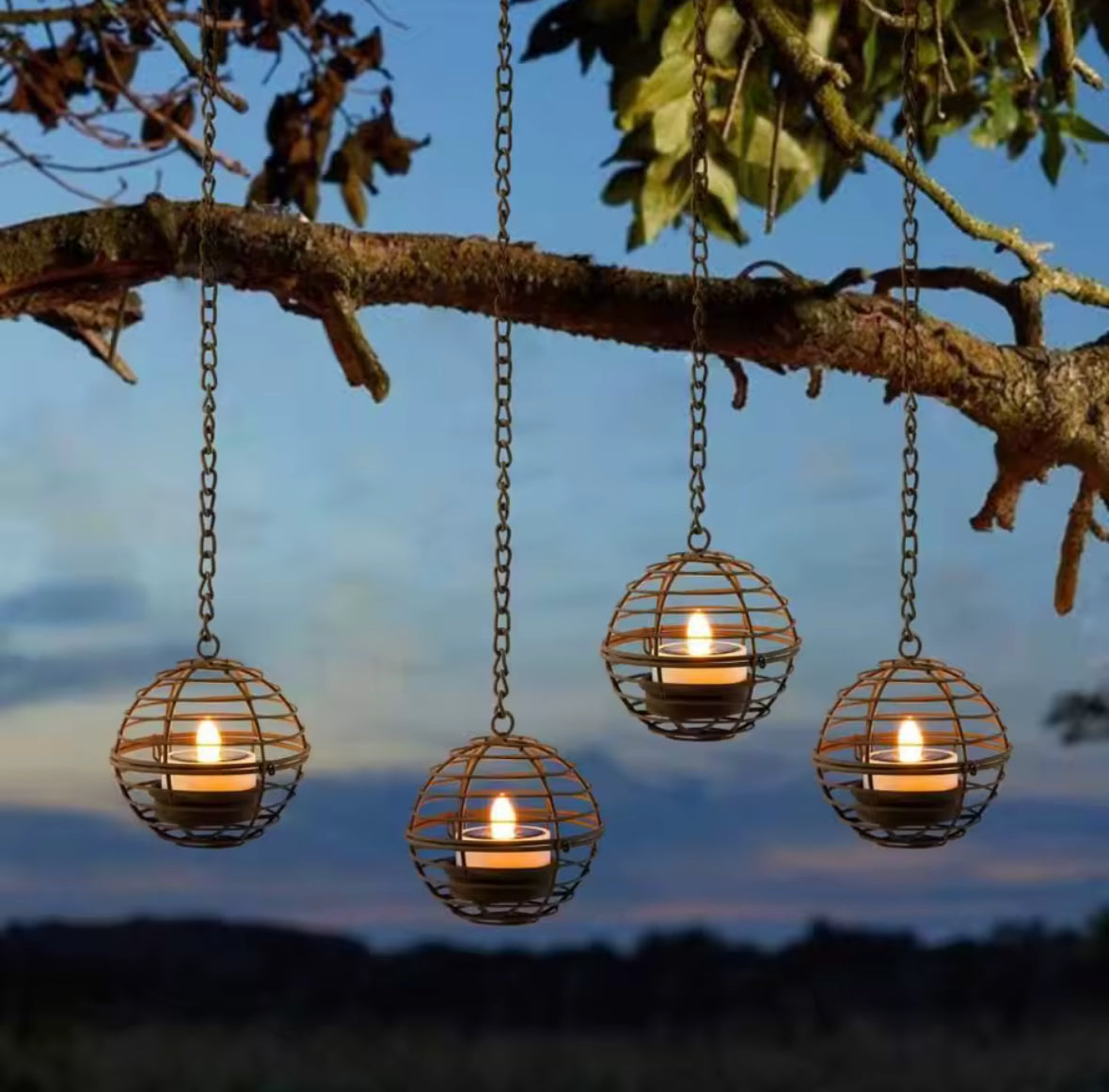 Solar Hängelaternen 4er-Set mit flackerndem LED-Teelicht | Rost-Eisen Kugellaternen IP44 mit Dämmerungssensor | Kerzenlicht ohne Flamme für Baum, Zaun & Pergola