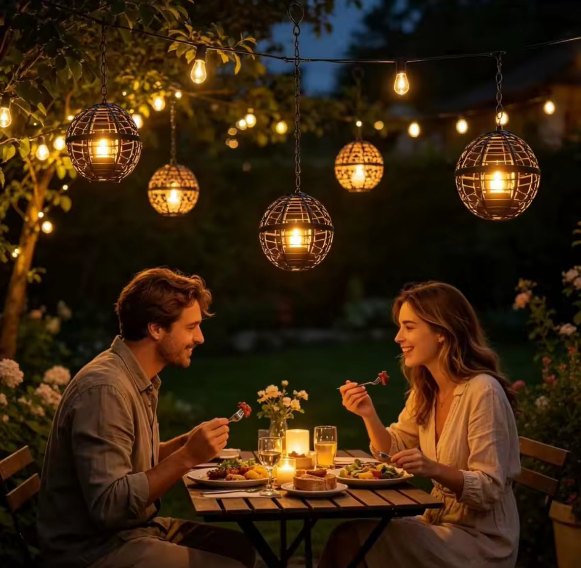 Solar Hängelaternen 4er-Set mit flackerndem LED-Teelicht | Rost-Eisen Kugellaternen IP44 mit Dämmerungssensor | Kerzenlicht ohne Flamme für Baum, Zaun & Pergola