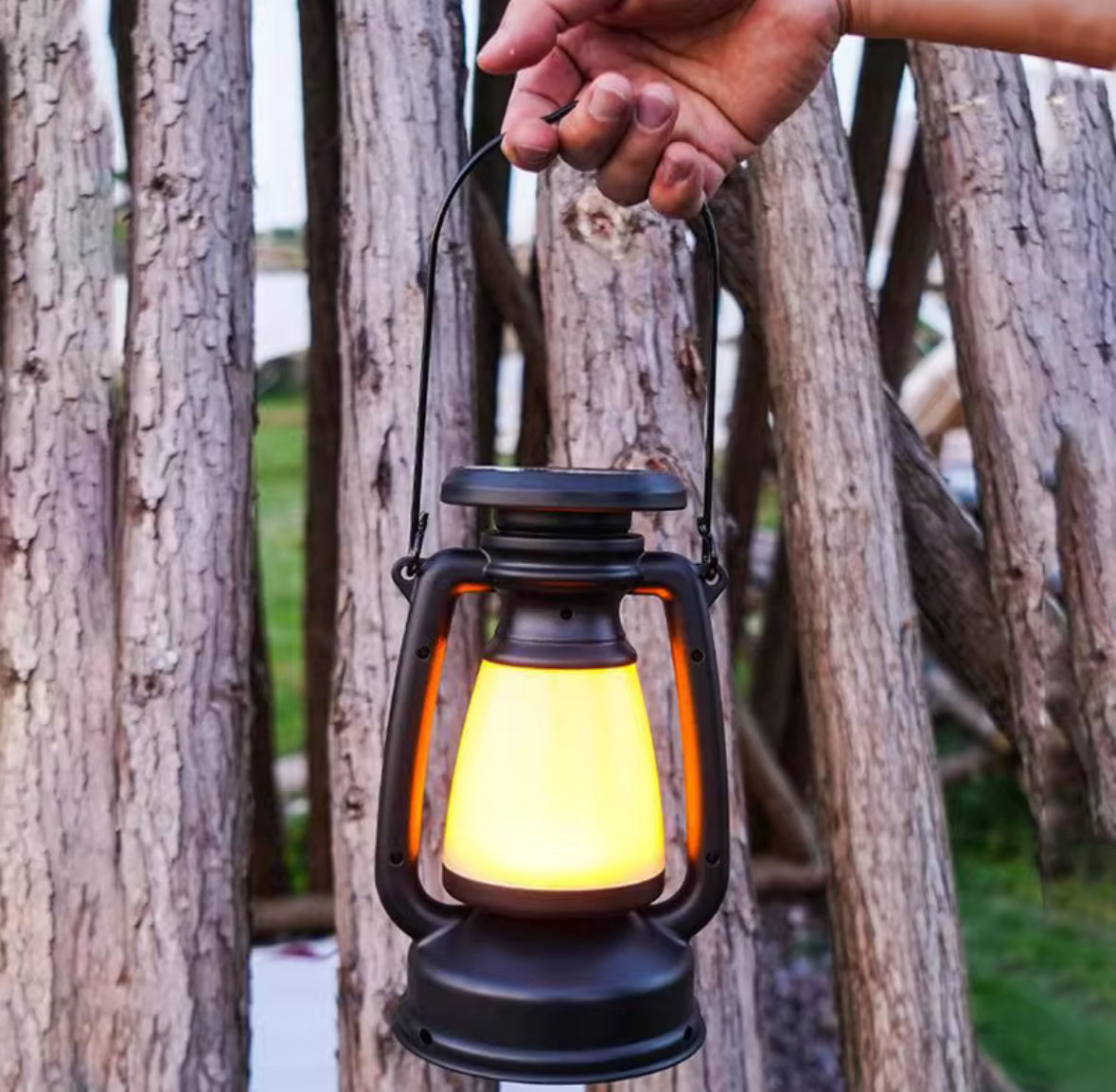 LED Retro-Campinglaterne mit Akku | Sturmlaternen-Look mit Drehdimmer, 3 Modi, USB-C, Tragegriff | Stimmungslicht für Gartentisch, Camping, Balkon & Zelt