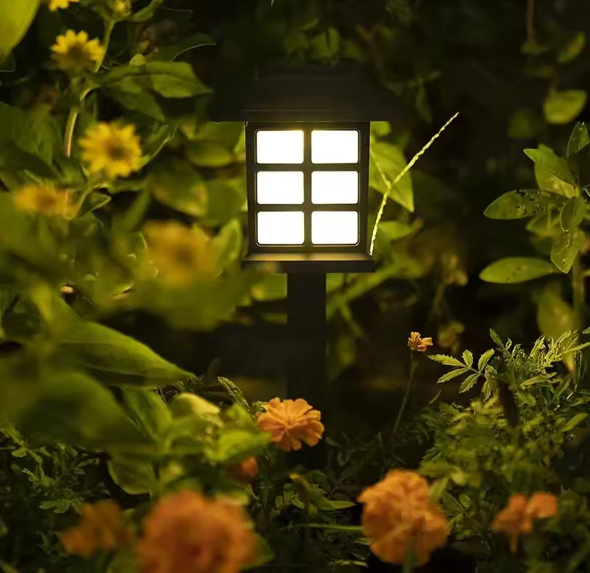 Solar Wegelicht im Häuschen-Stil | Sprossenfenster-Lichtmuster, warmweiss oder kaltweiss, Dämmerungsautomatik | Deko-Wegbeleuchtung für Gartenweg, Beet & Einfahrt