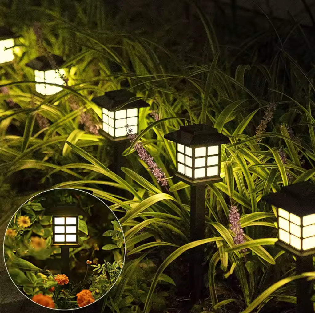 Solar Wegelicht im Häuschen-Stil | Sprossenfenster-Lichtmuster, warmweiss oder kaltweiss, Dämmerungsautomatik | Deko-Wegbeleuchtung für Gartenweg, Beet & Einfahrt