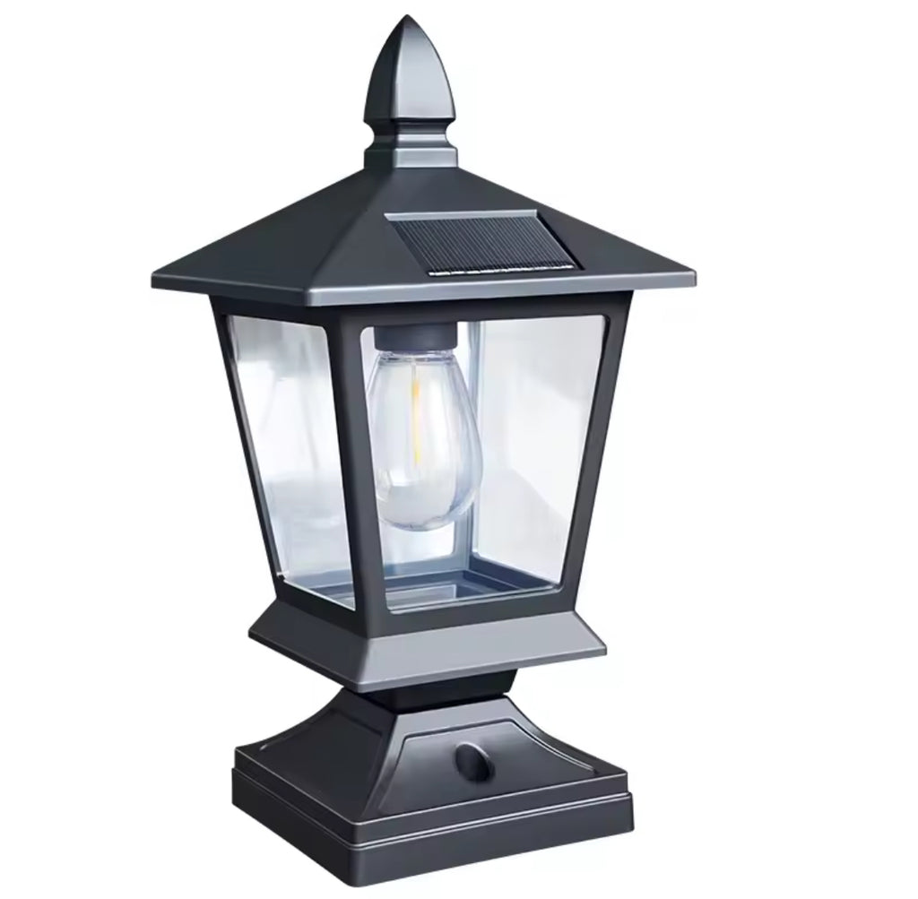 Elegante Solar Pfostenlaterne im Landhausstil | Vintage-Glühbirne, warmweiss, 4 Solarpanels, IP65 | Laternenlicht für Mauerpfeiler, Torsäule & Zaunpfosten