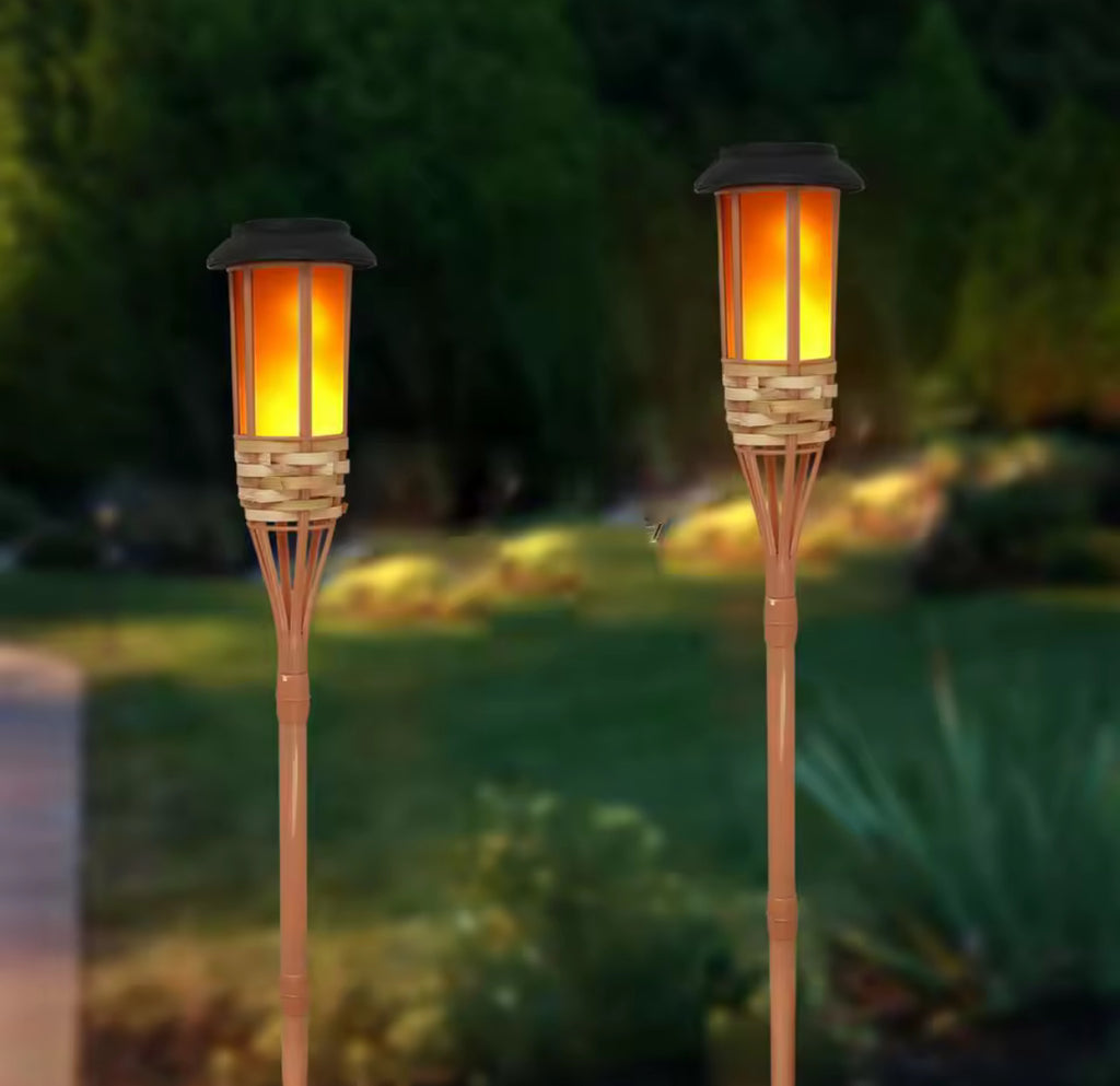 Solar Bambusfackel mit Flammeneffekt | 12 flackernde LEDs, handgeflochtener Bambus, 60 cm, IP65 | Stimmungslicht für Garten, Terrasse, Pool & Gartenparty