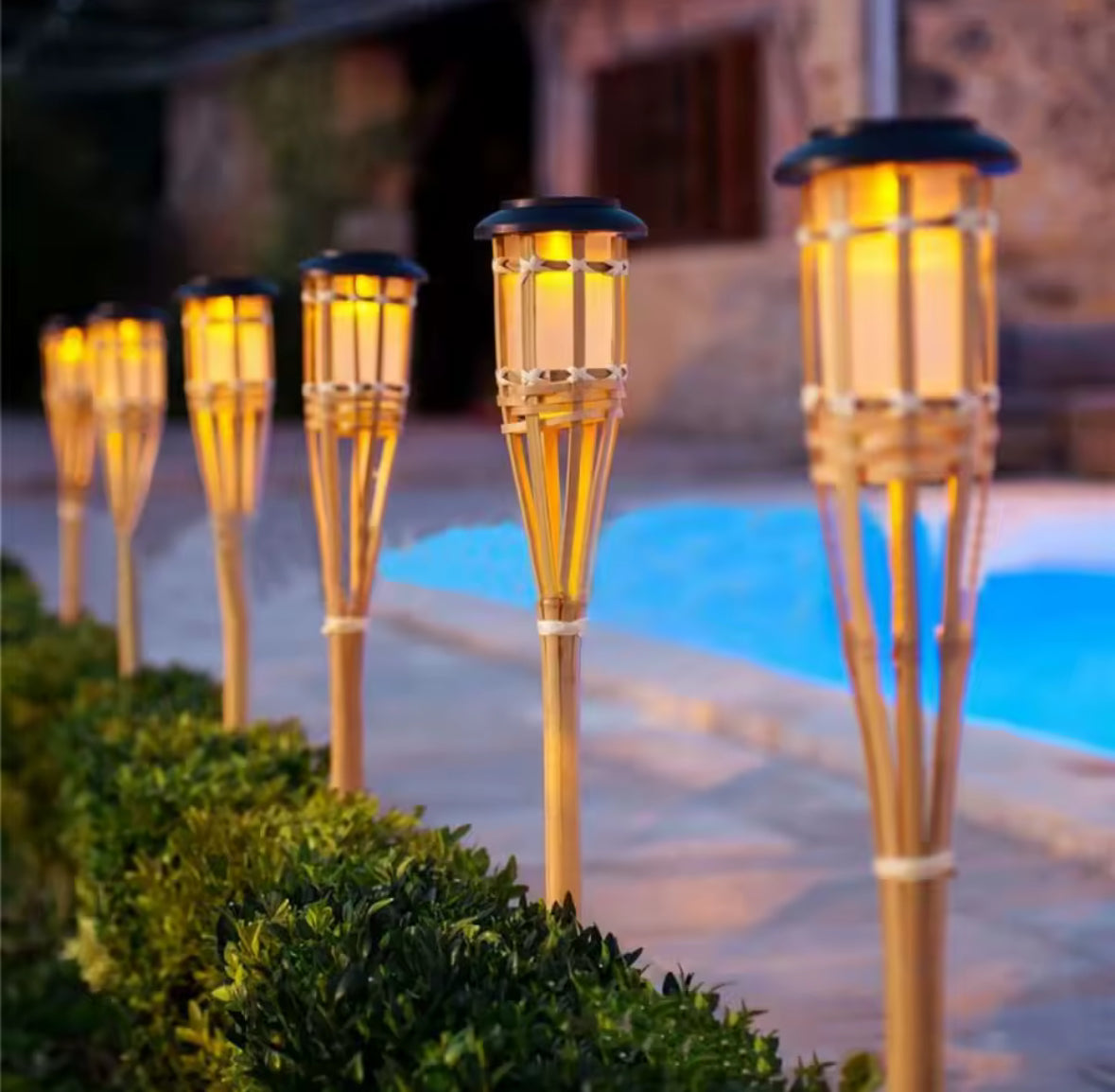 Solar Bambusfackel mit Flammeneffekt | 12 flackernde LEDs, handgeflochtener Bambus, 60 cm, IP65 | Stimmungslicht für Garten, Terrasse, Pool & Gartenparty