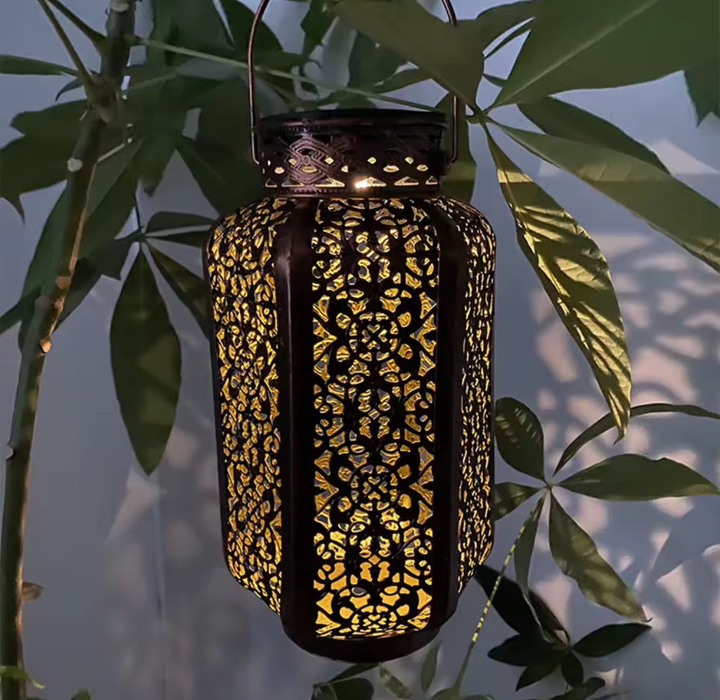 Solar Orient Laterne mit Schattenmuster | Durchbrochenes Metall, warmweiss, 8–10 h Leuchtdauer, zum Hängen & Stellen, IP44 | Deko-Laterne für Terrasse, Balkon, Baum & Garten