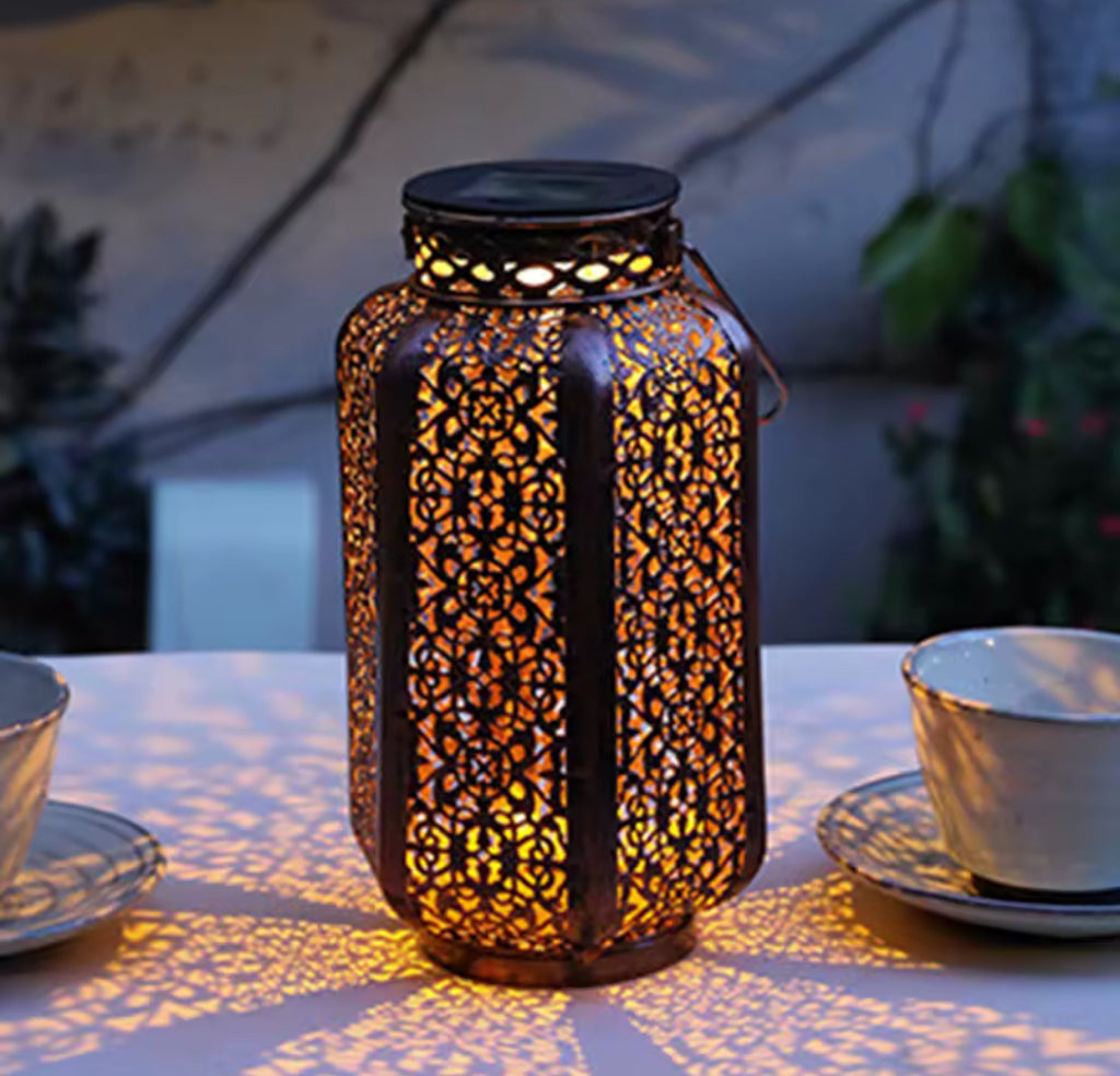 Solar Orient Laterne mit Schattenmuster | Durchbrochenes Metall, warmweiss, 8–10 h Leuchtdauer, zum Hängen & Stellen, IP44 | Deko-Laterne für Terrasse, Balkon, Baum & Garten