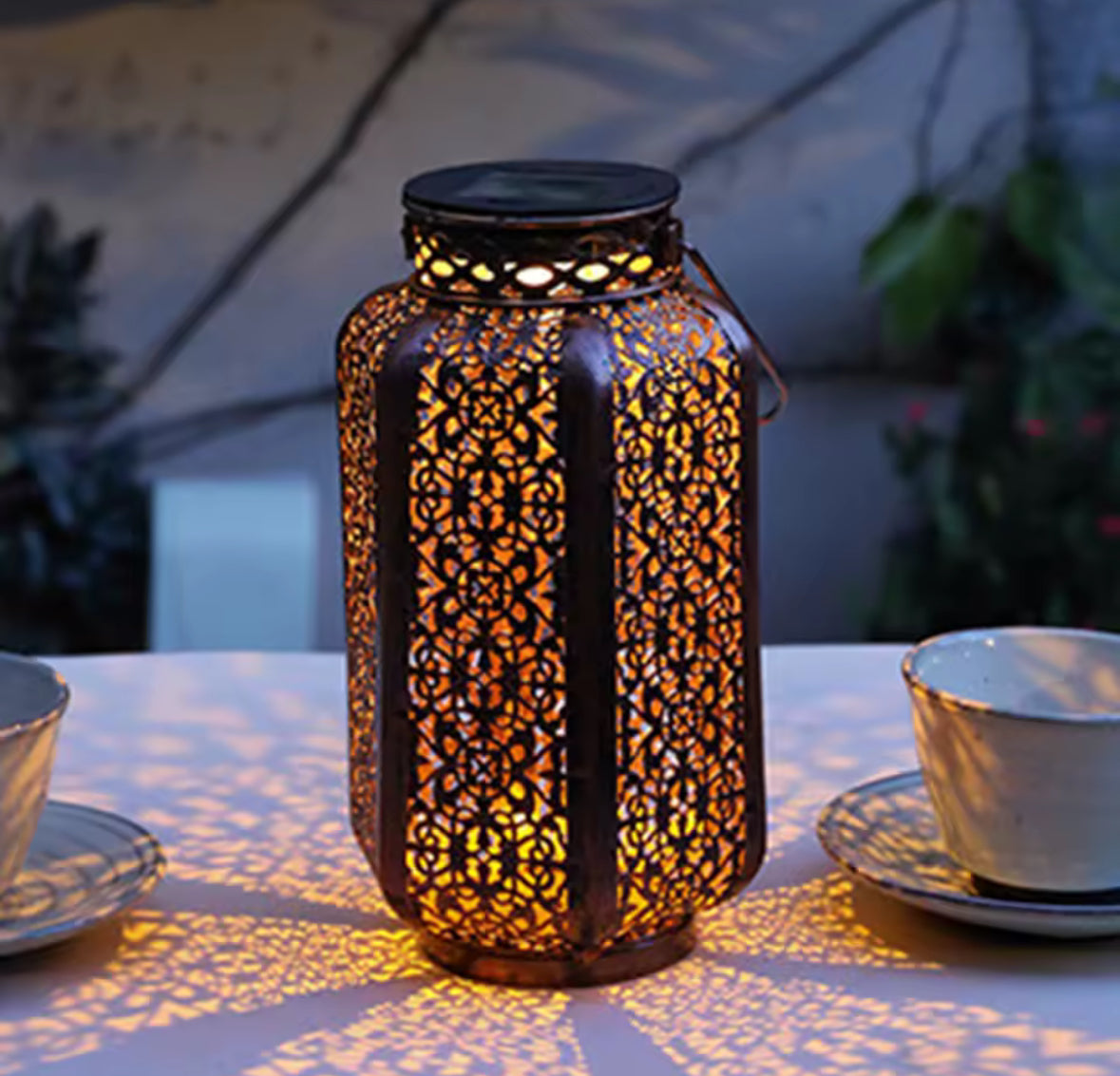Solar Orient Laterne mit Schattenmuster | Durchbrochenes Metall, warmweiss, 8–10 h Leuchtdauer, zum Hängen & Stellen, IP44 | Deko-Laterne für Terrasse, Balkon, Baum & Garten