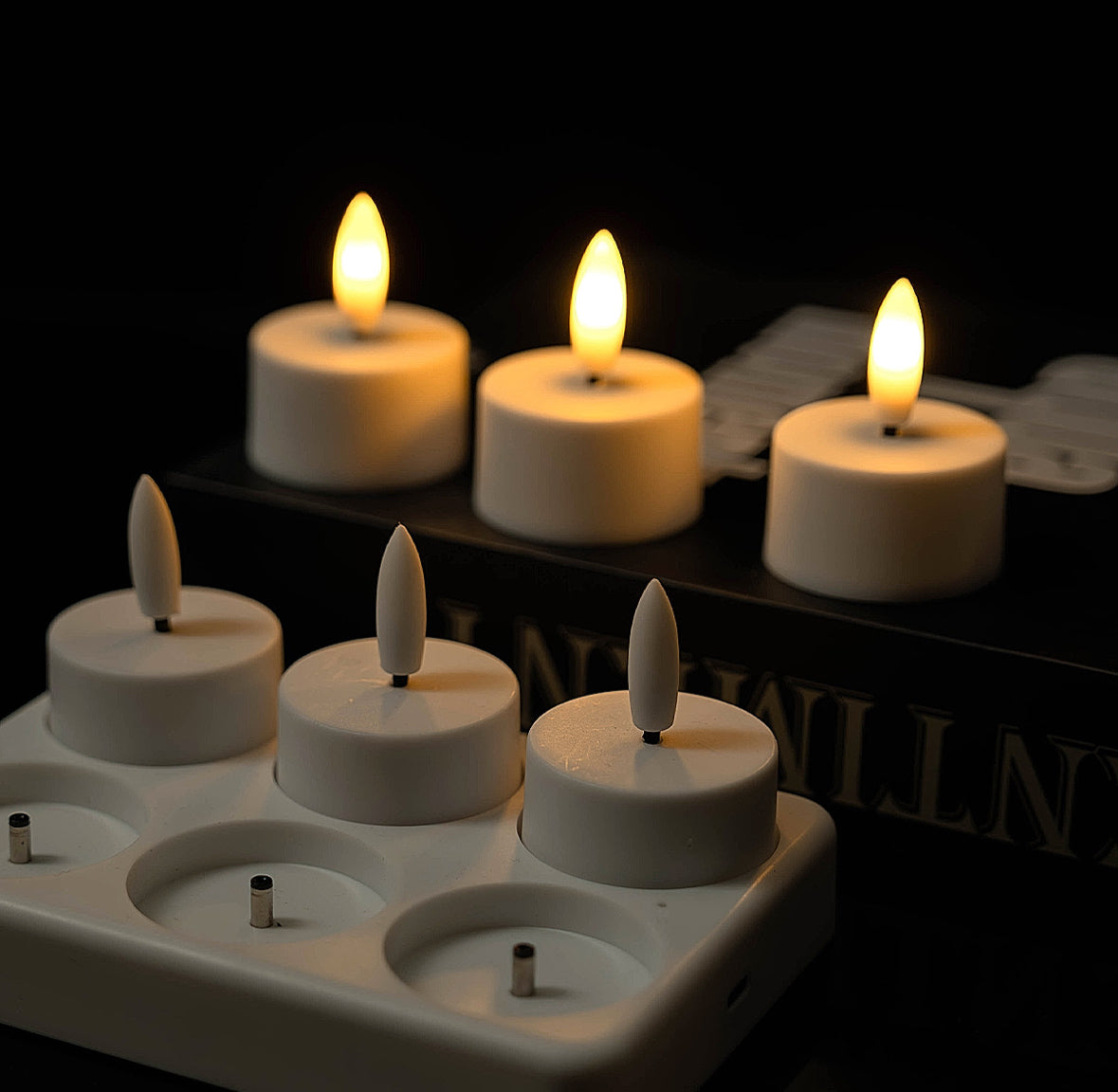 LED Teelichter mit Ladestation & Fernbedienung | Realistischer Flammeneffekt, Timer, dimmbar, 30h Leuchtdauer, USB-C | Sichere Kerzen für Adventskranz, Laterne, Hochzeit & Deko