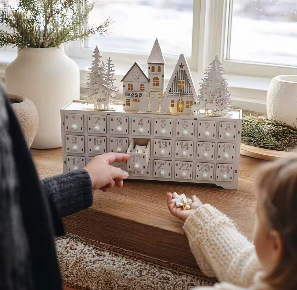 Holz-Adventskalender zum Befüllen mit LED-Licht | 24 Schubladen, wiederverwendbar, Winterhaus-Design, 34,5 × 28 cm | Adventsdeko für Familie, Wohnzimmer & Kaminsims