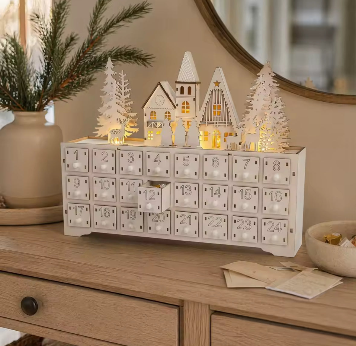 Holz-Adventskalender zum Befüllen mit LED-Licht | 24 Schubladen, wiederverwendbar, Winterhaus-Design, 34,5 × 28 cm | Adventsdeko für Familie, Wohnzimmer & Kaminsims